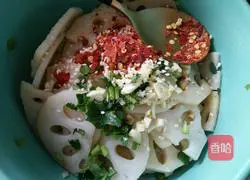 Illustration of how to make cold spicy lotus root slices 6