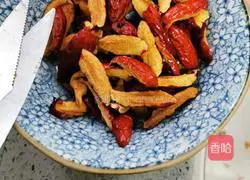 Illustration of how to make peach gum, red dates and barley soup 4