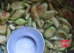 Illustration of how to make healthy loofah and egg drop soup in autumn 6