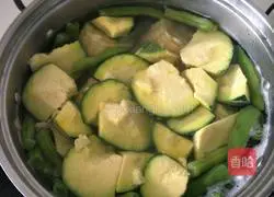 Illustration of how to make sweet melon, bean and corn soup 4