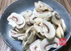 Illustration of how to make mushroom and egg braised noodles 1
