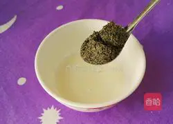Illustration of how to make black sesame rice pancakes 4