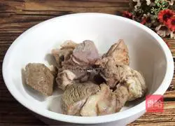 Illustration of how to make ginseng stewed mutton 2