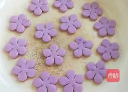 Illustration of how to make purple sweet potato flowers 6