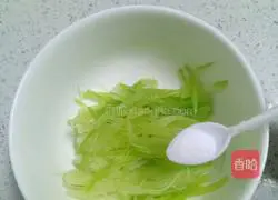 Illustration of how to mix enoki mushrooms with lettuce 3