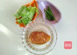 Illustration of how to make noodles with scallion oil and shredded chicken 2