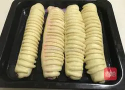 Illustration of how to make caterpillar bread 15