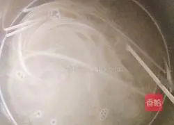 Illustration of how to make shrimp noodles 1