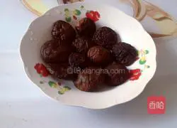 Illustration of how to make mushroom stewed chicken soup 2