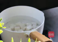 Illustration of how to make seaweed and tofu Bagua soup 8