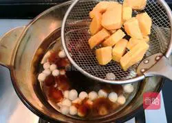 Recipe for lotus seed, peach gum and sweet potato soup Illustration 8