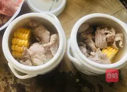 Illustration of how to steam corn, yam and lean meat in a pot 8