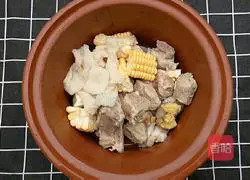 Illustration of how to make bamboo fungus and corn ribs soup 5
