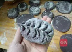 Illustration of how to make healthy black rice noodles and three fresh buns 6