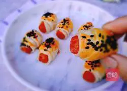 Illustration of how to make sausage flying pancake rolls 13