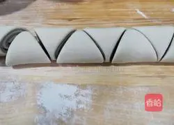 Illustration of how to make two-color flower rolls 5