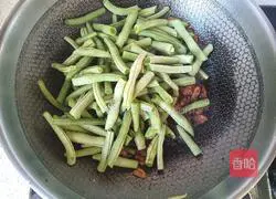 Illustration of how to make stewed noodles with potatoes and green beans 8