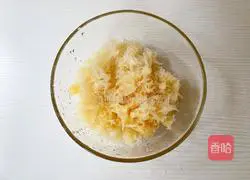 Illustration of how to make roasted pears with rock sugar 4