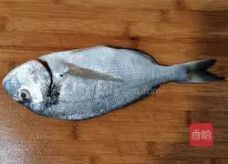 Illustration of how to make shredded radish fish soup 1