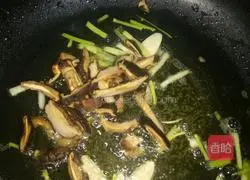 Illustration of how to make mushroom, tomato and egg noodles 5