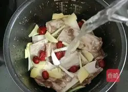 Illustration of how to make beef bone and lotus root soup 7