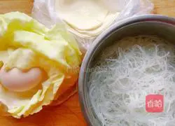 Illustration of how to make cabbage vermicelli egg box 1