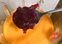  Illustration of how to make strawberry rose nectar and white fungus soup 9