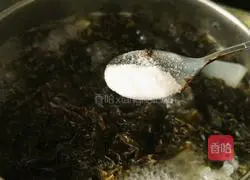 Illustration of how to make white radish, seaweed and white fungus soup 10