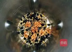 Illustration of how to make black bean, walnut and soy milk 5