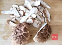 Illustration of how to make mushroom and shredded chicken noodles 1