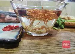 Illustration of how to make ginseng, cordyceps, longan, red dates and chicken soup 2