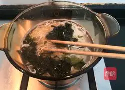 Illustration of how to make shrimp seaweed noodles 12