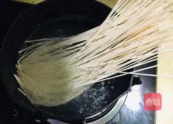 Illustration of how to make fried spicy noodles 2