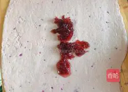 Illustration of how to make purple sweet potato rolls stuffed with roses 10