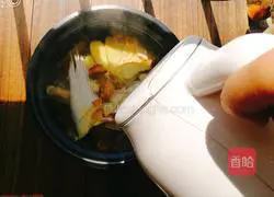 Illustration of how to make shark fin bone, chestnut, dried Polygonatum odoratum, Lily and matsutake soup 6