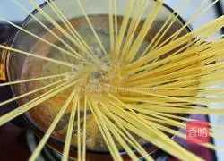 Illustration of how to make fried pasta with black pepper, mushrooms and bacon 5