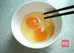 Illustration of how to make cucumber and scrambled eggs 3