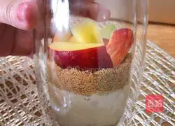 Illustration of how to make fruit yogurt wood bran cup 9