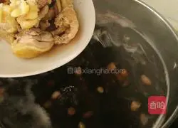 Illustration of how to make black bean, peanut, kelp, watermelon and chicken soup 10