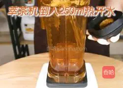  Illustration of how to make honeysuckle berry herbal tea 1