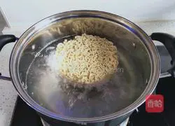 Illustration of how to make fried instant noodles with ham and vegetables 3