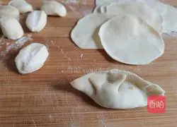 Illustration of how to make pumpkin and pork dumplings 15
