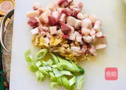 Illustration of how to make mushroom and mutton noodles 2