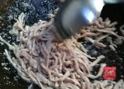 Illustration of how to stir-fry shredded pork with pickled cabbage 7