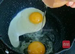 Illustration of how to make hot noodles with meatballs and eggs 1