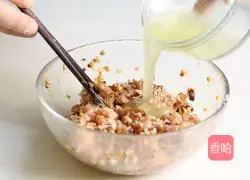 Illustration of how to make salty glutinous rice balls 6