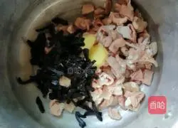 Illustration of how to make small intestine Laocaipu soup 4