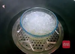 Illustration of how to stew bird's nest with wolfberry milk 11