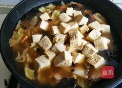Illustration of how to make cabbage, pork belly and frozen tofu stew 16