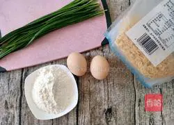 Illustration of how to make egg rolls with chives and shrimp skin 1